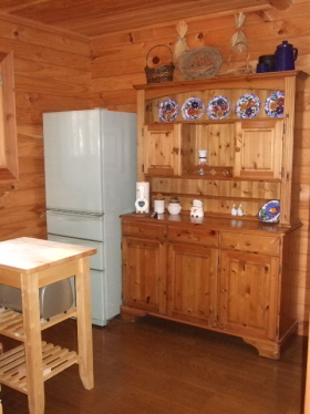 台所と大型冷蔵庫、食器棚